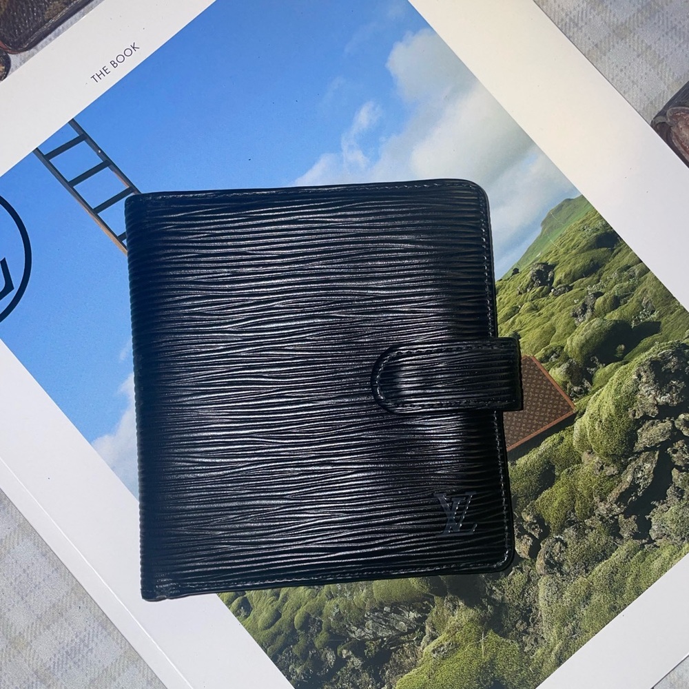 Louis Vuitton Wallet Epi Porte Feiulle Leather Bifold great condition